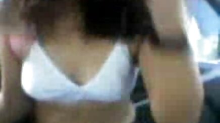 Sarışın kırmızı vk porn mobil ve beyaz iplerle asılır.